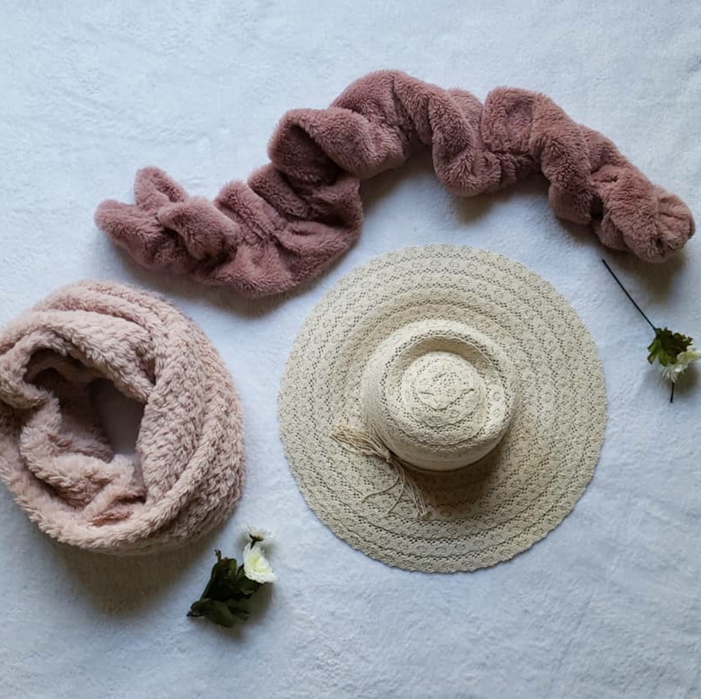 STYLISH HAT AND SCARVES SET